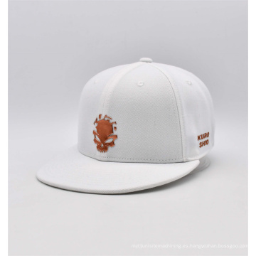 Capa de snapback blanca de 6 paneles con placa de metal